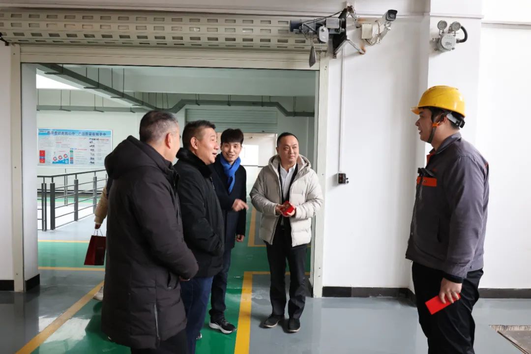 探望慰问生产员工.jpg 探望慰问生产员工.jpg