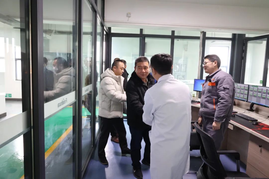 公司董事长吴学民跟一线员工贺年.jpg 公司董事长吴学民跟一线员工贺年.jpg